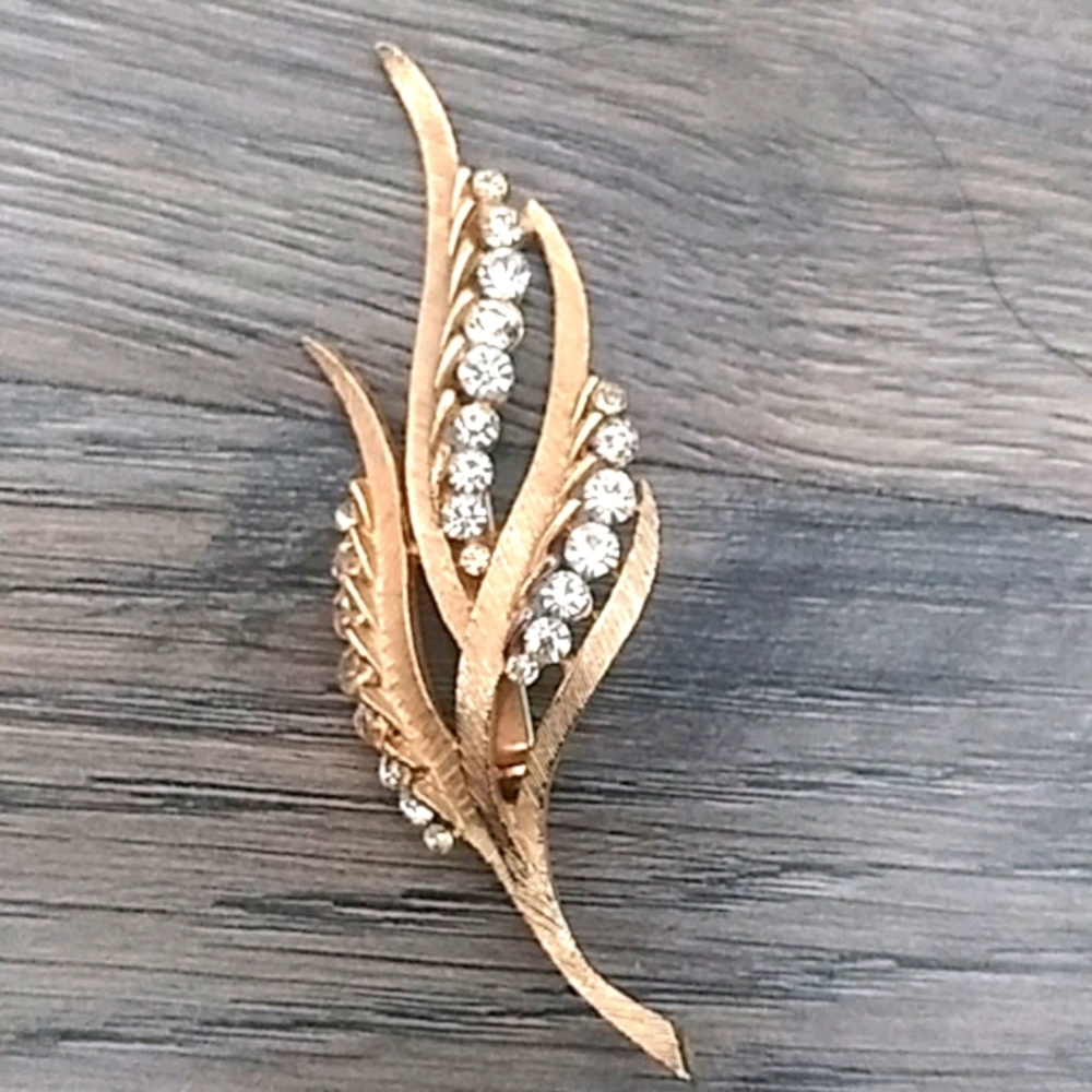 Leaf brooch